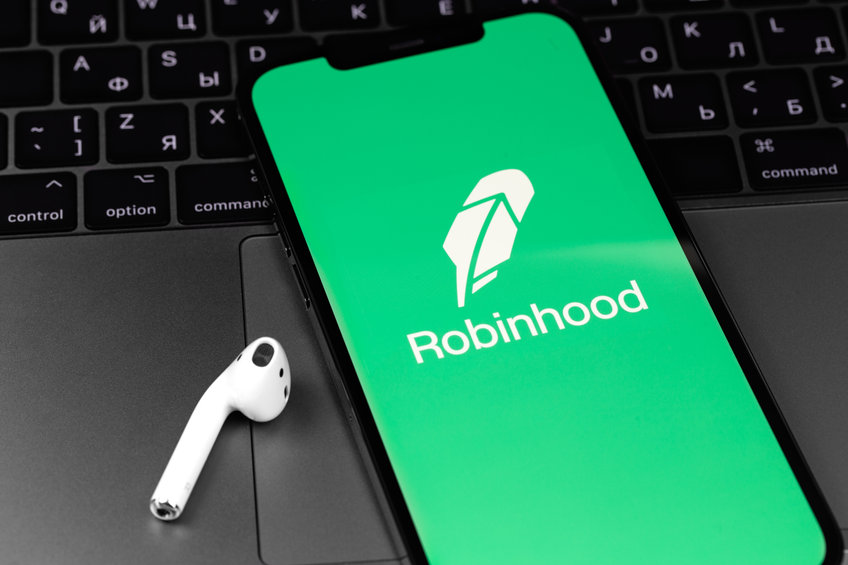  robinhood fall sharply shares cuts full-time staff 