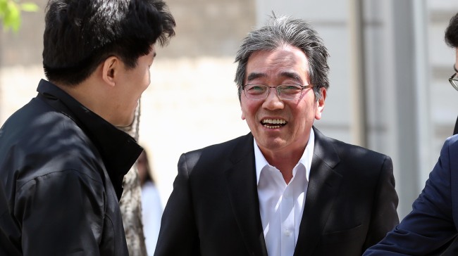 Financial Supervisory Service Gov. nominee Yoon Suk-heun enters the Korea Banking Institute building Friday, after the Financial Services Commission announced his nomination. (Yonhap)