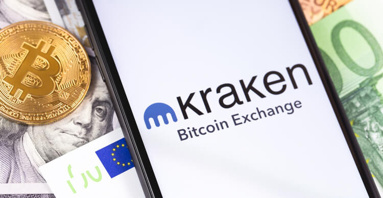 Afbeelding van Kraken-logo op smartphone met Bitcoin en geld