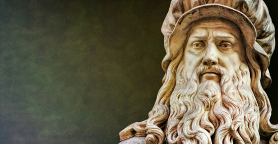 En bild av en staty av Leonardo da Vinci