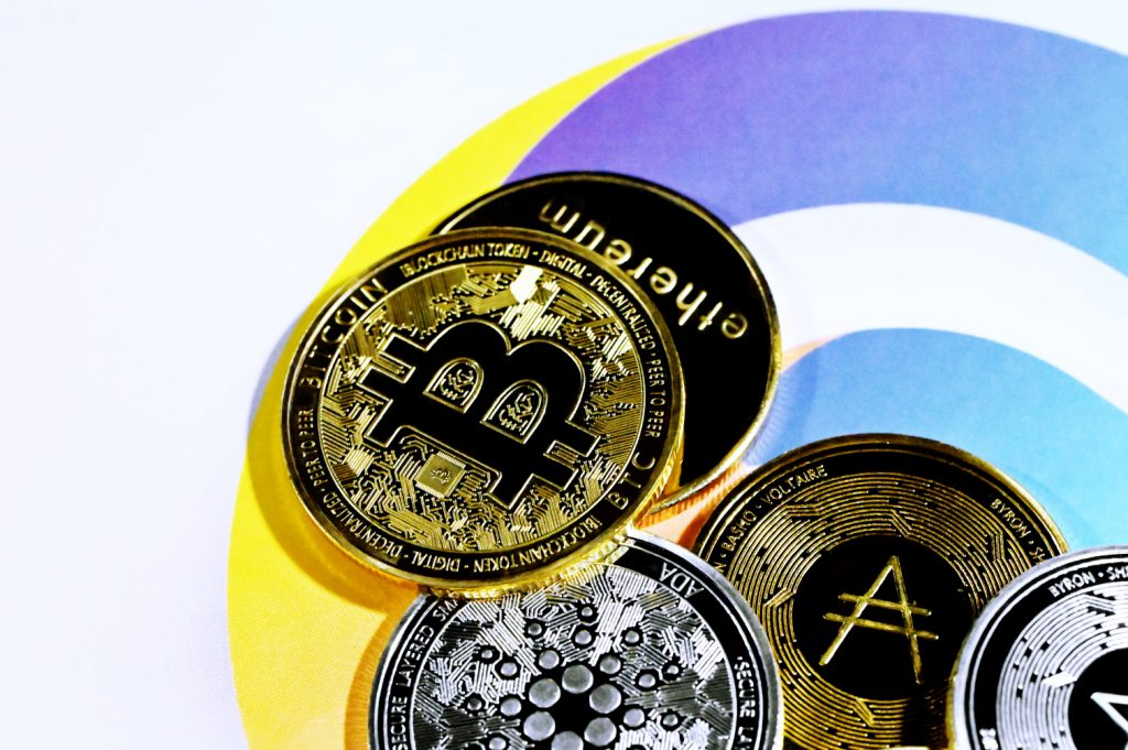 Are sens să investești în bitcoin? ai investi în criptomonedă