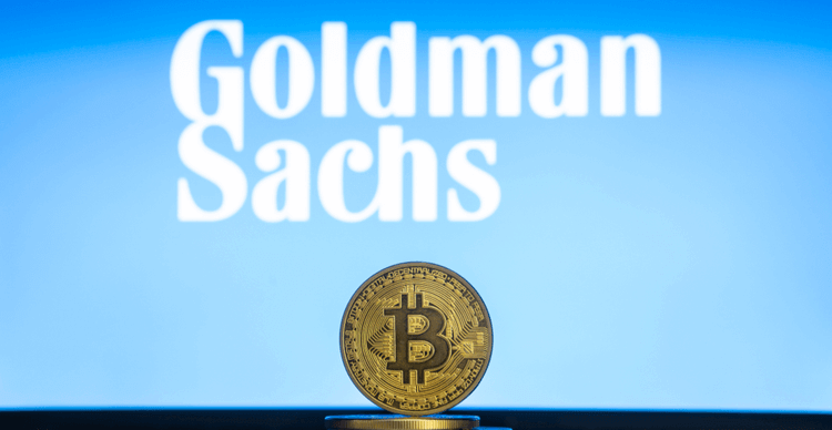 Het Goldman Sachs logo met een stapel bitcoins