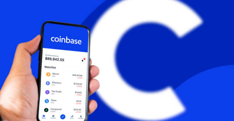 Iemand die een mobiele telefoon met de Coinbase app vasthoudt