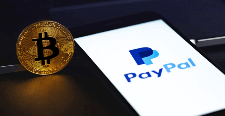 Het PayPal logo op een telefoon met Bitcoin