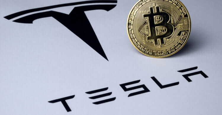 Het Tesla logo en een Bitcoin