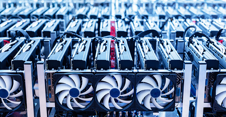 Bitcoin mining farm met elektronische apparatuur en ventilatoren