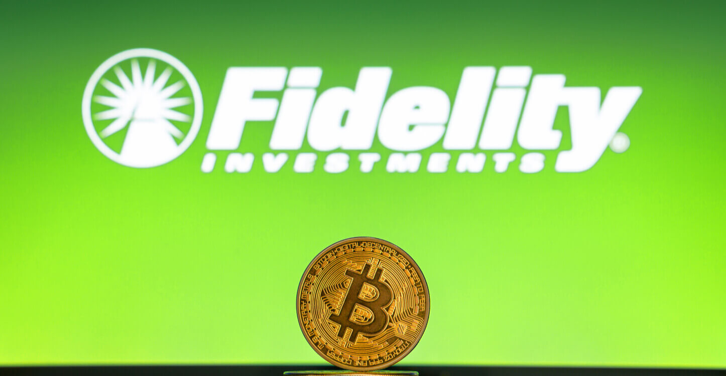 Bitcoin op een stapeltje munten met het Fidelity logo op een laptopscherm