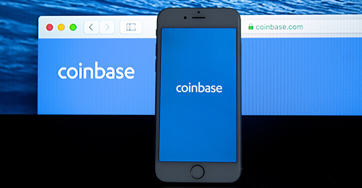 De Coinbase handelsplatform website op een computer en smartphone