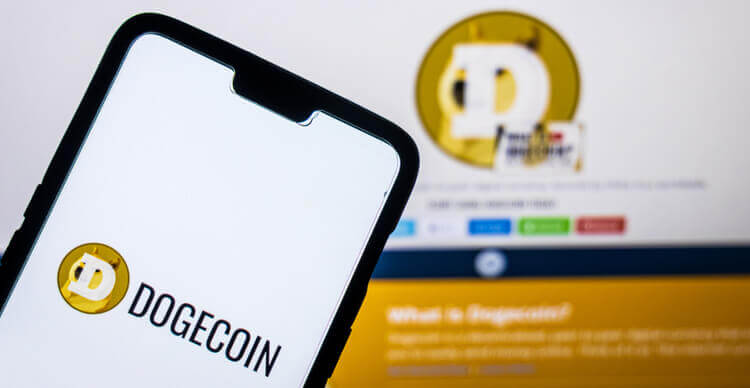 Het Dogecoin logo op een smartphone en een website