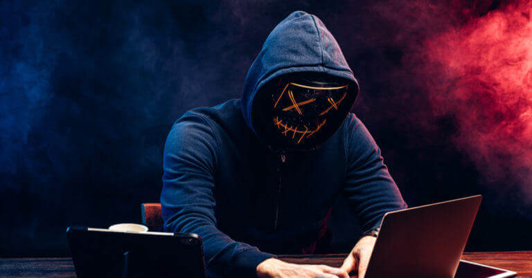 Foto van een hacker achter een computer