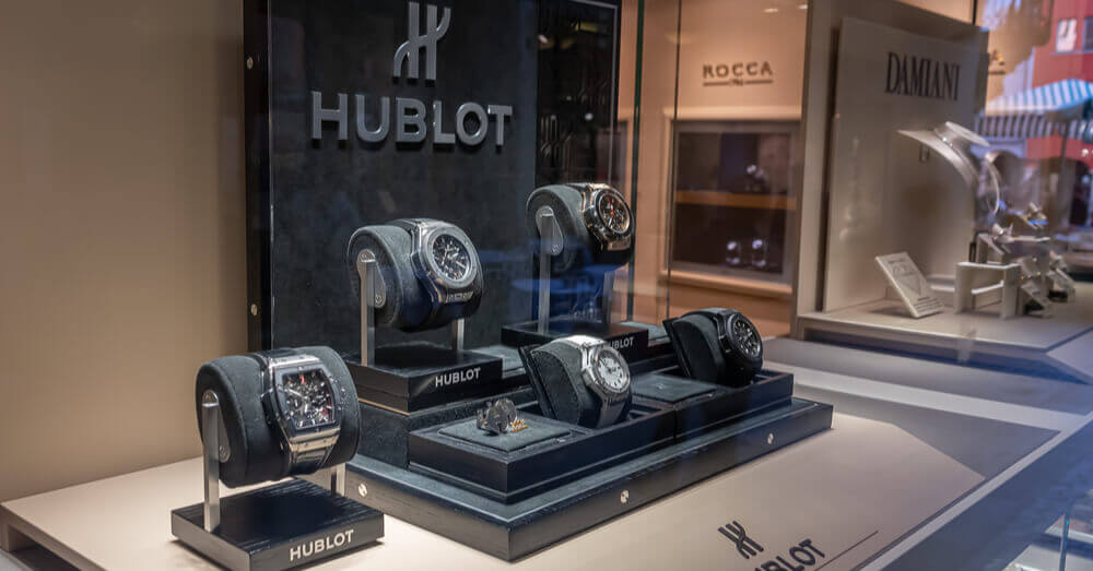 Luxe Hublot horloges in de etalage van een winkel