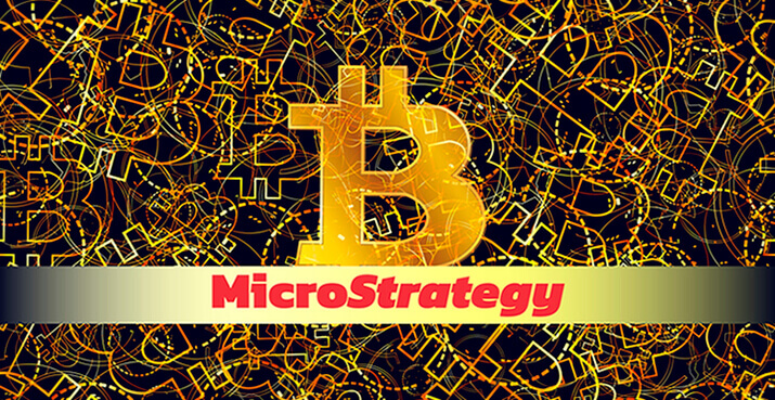 Het Bitcoin logo met een MicroStrategy banner