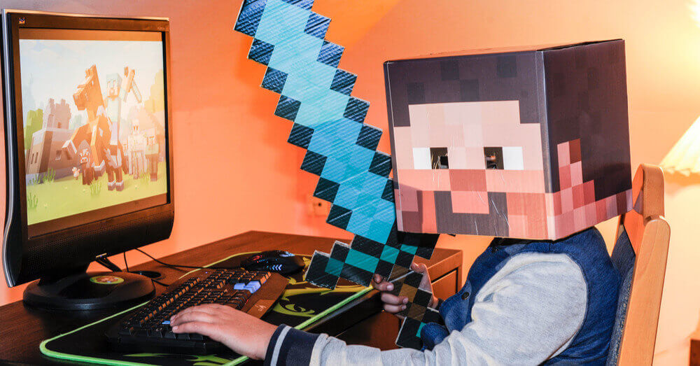 Foto van een gamer die Minecraft in een kostuum speelt