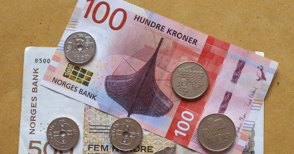 Een foto van Noorse bankbiljetten en munten