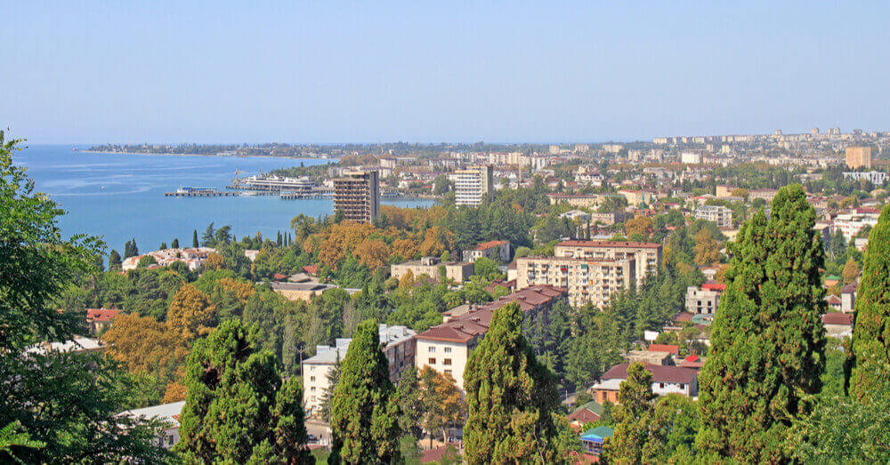 Foto van het stadsbeeld van Sukhumi, de belangrijkste stad van Abchazië