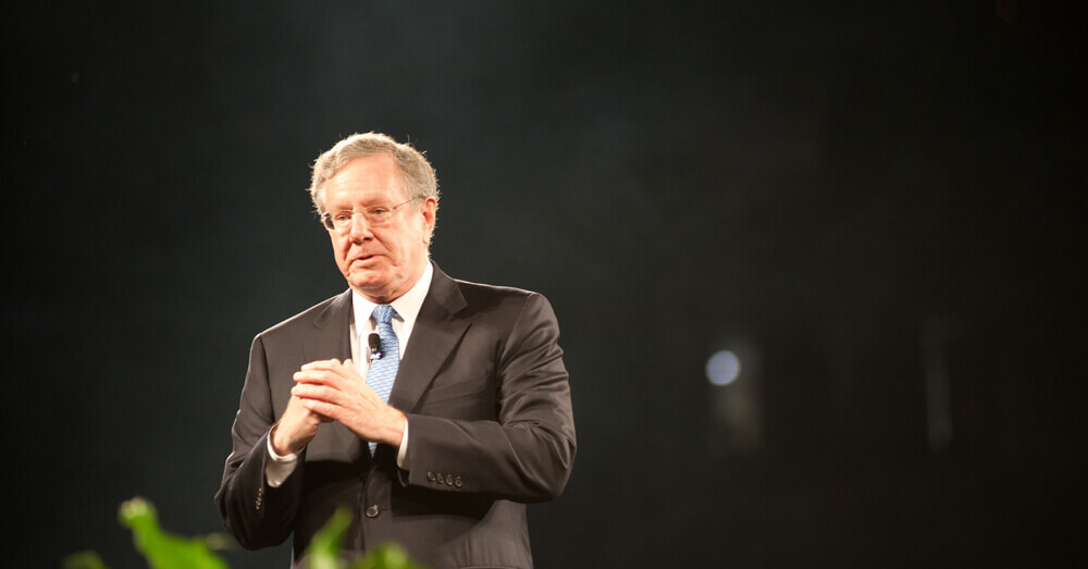 Steve Forbes die een lezing geeft