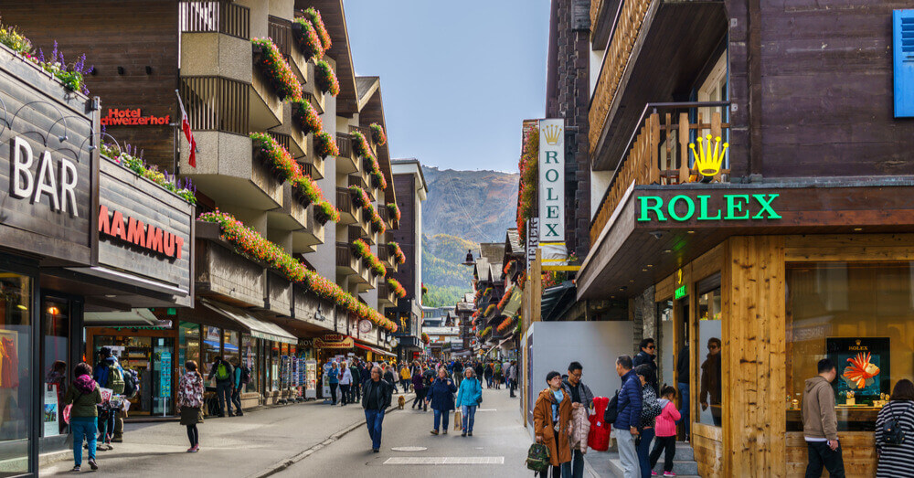 De hoofdstraat in Zermatt, Zwitserland