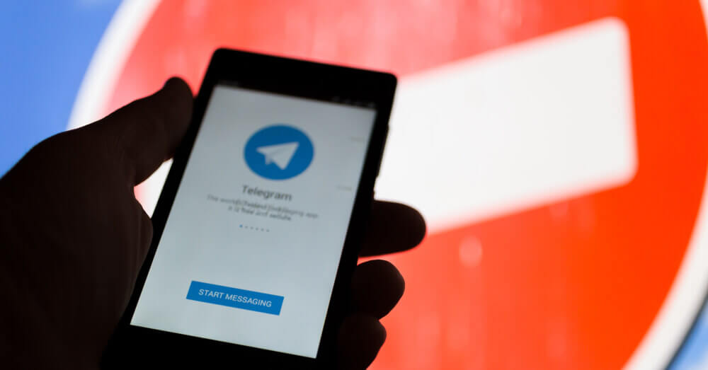 De Telegram applicatie wordt op een smartphone geladen