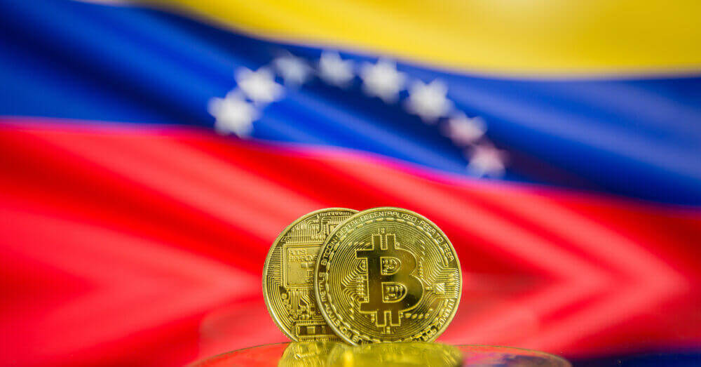 Foto van de vlag van Venezuela met Bitcoins op voorgrond