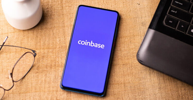 Het Coinbase logo op een smartphone op een bureau