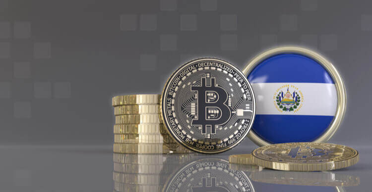 Een stapeltje Bitcoins met een vlag van El Salvador