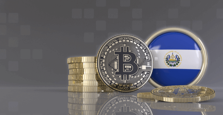 De vlag van El Salvador met een stapeltje Bitcoins