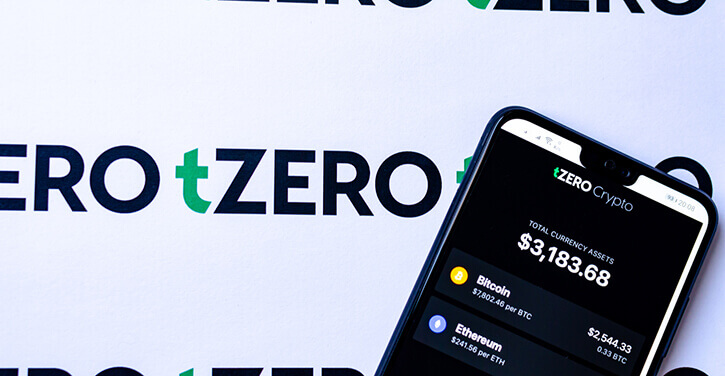 De tZero app werkend op een smartphone met haar logo op de achtergrond