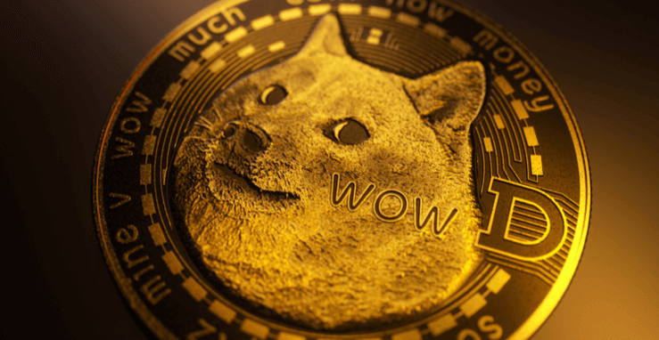 Een gouden Dogecoin gedeeltelijk door warm licht verlicht