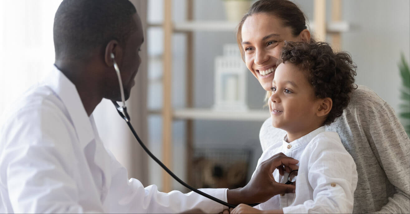 Een moeder en kind op afspraak bij de dokter