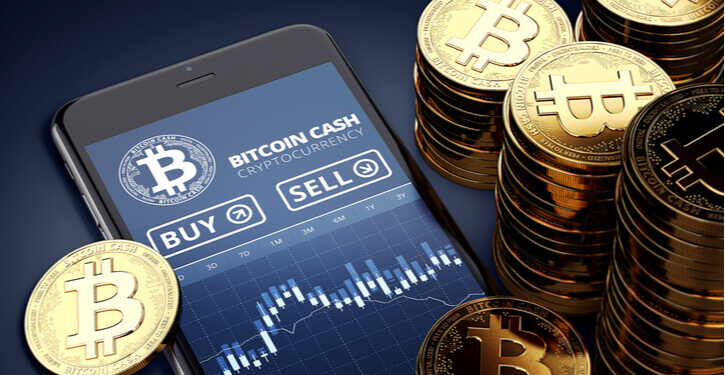 Foto van Bitcoin Cash coins op een smartphone