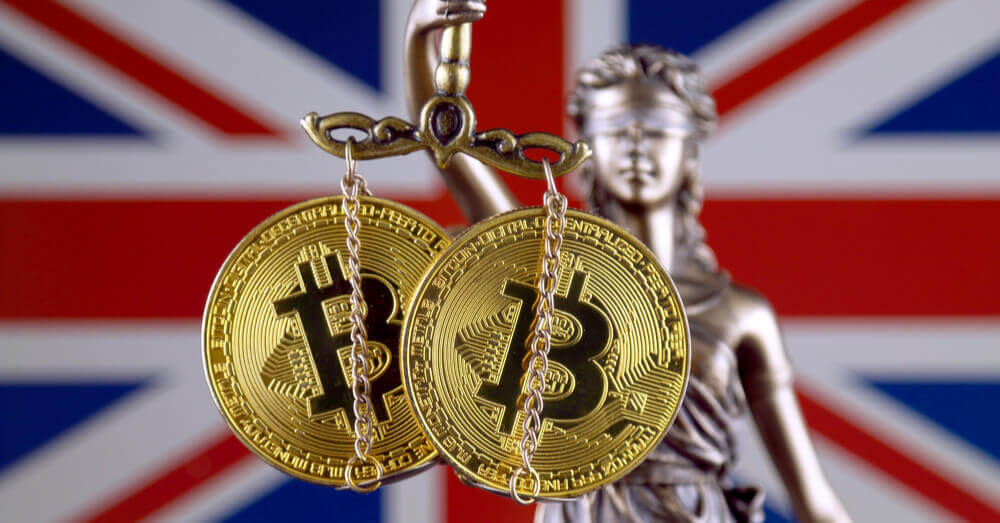 De fysieke versie van Bitcoin met het symbool voor recht en rechtvaardigheid en de Britse vlag