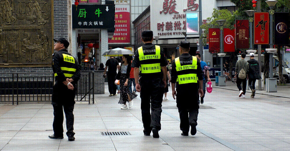 Foto van politieagenten die door Shenzhen in China wandelen