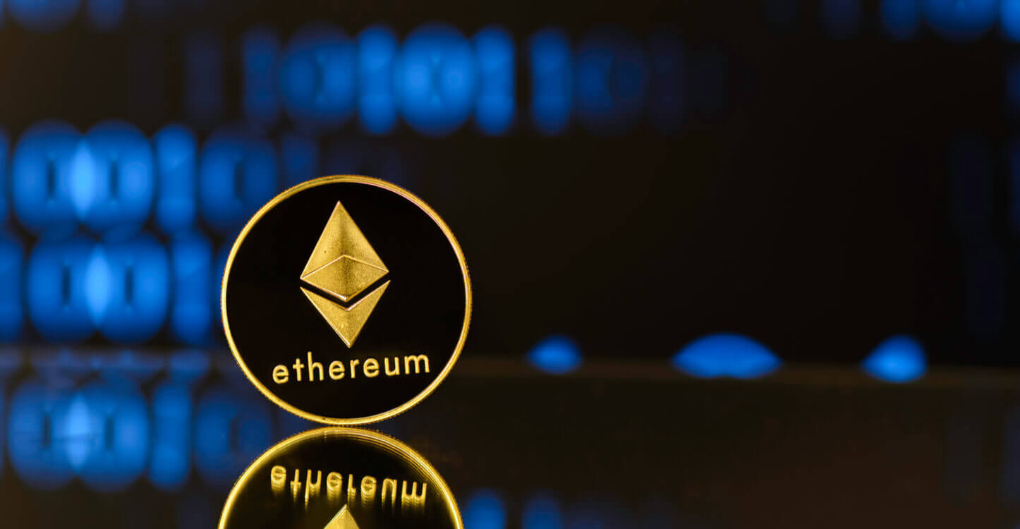 Een Ethereum coin voor een donkere achtergrond