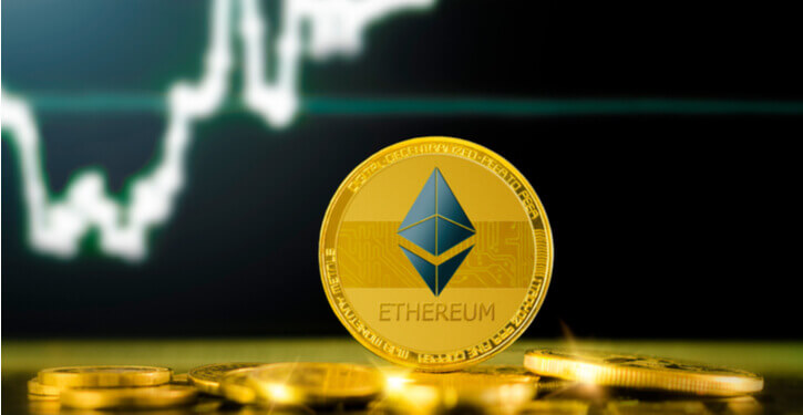 Ethereum coins voor een stijgende prijsgrafiek