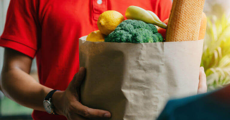 Foto van een man die boodschappen draagt