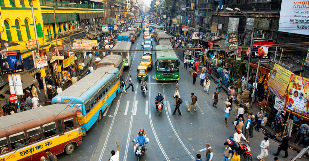 Een drukke straat in Kolkata, India