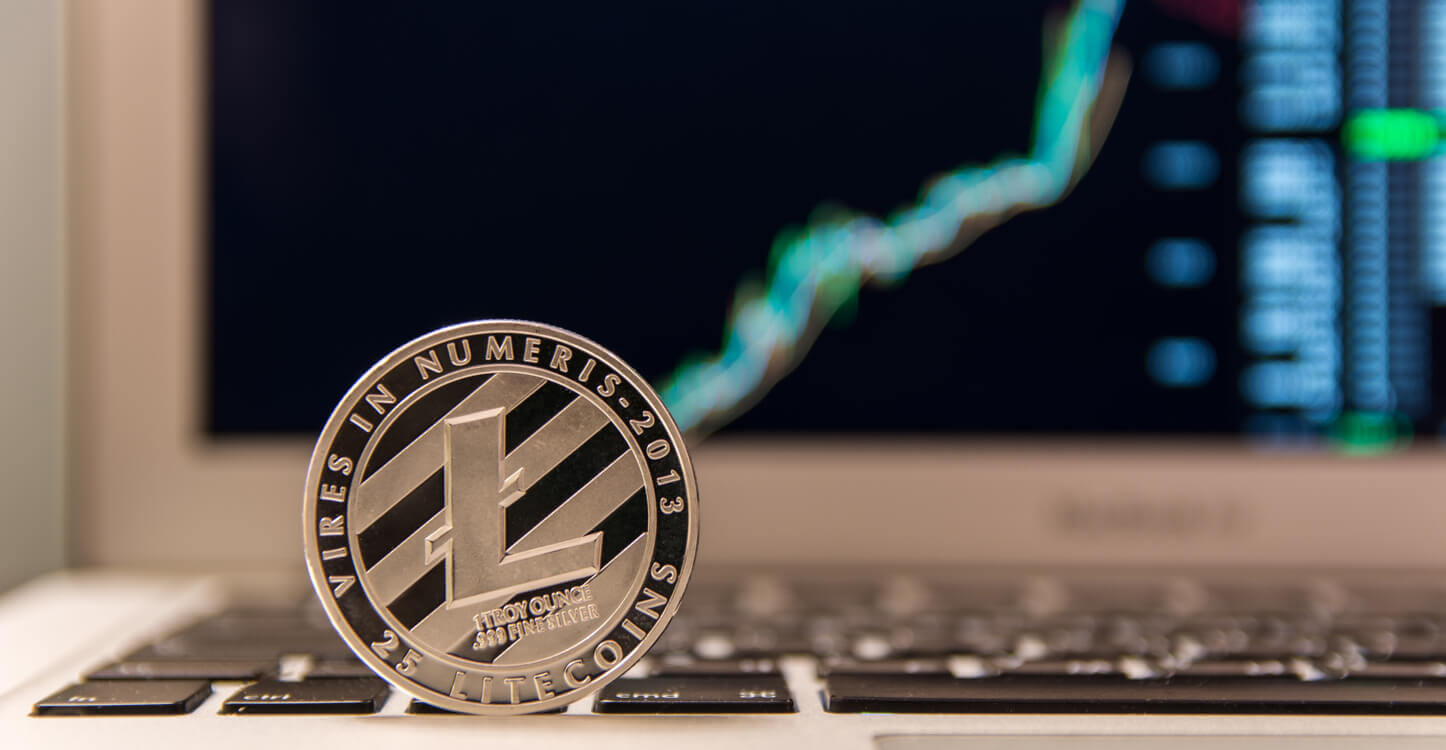 Een Litecoin bovenop een laptop