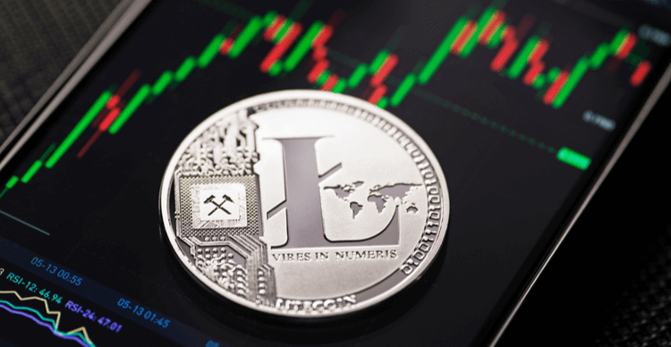 Litecoin bovenop een mobiele telefoon met een prijsgrafiek