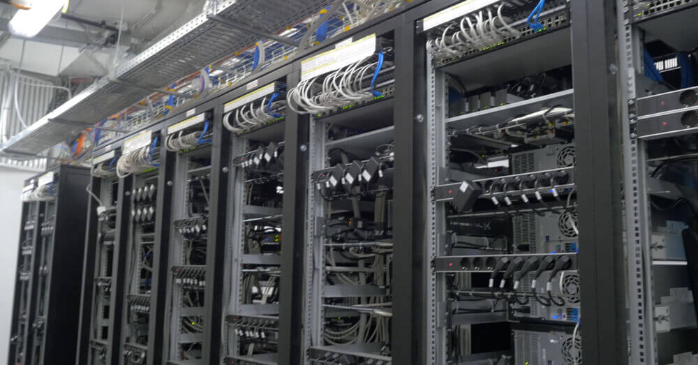 Foto van serverracks voor het minen van crypto