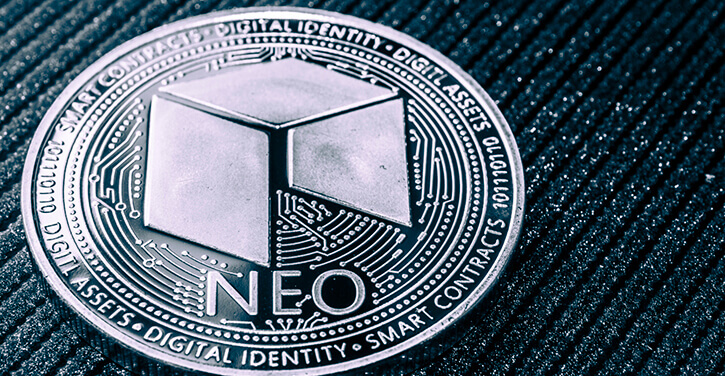 Een NEO coin op een plat oppervlak