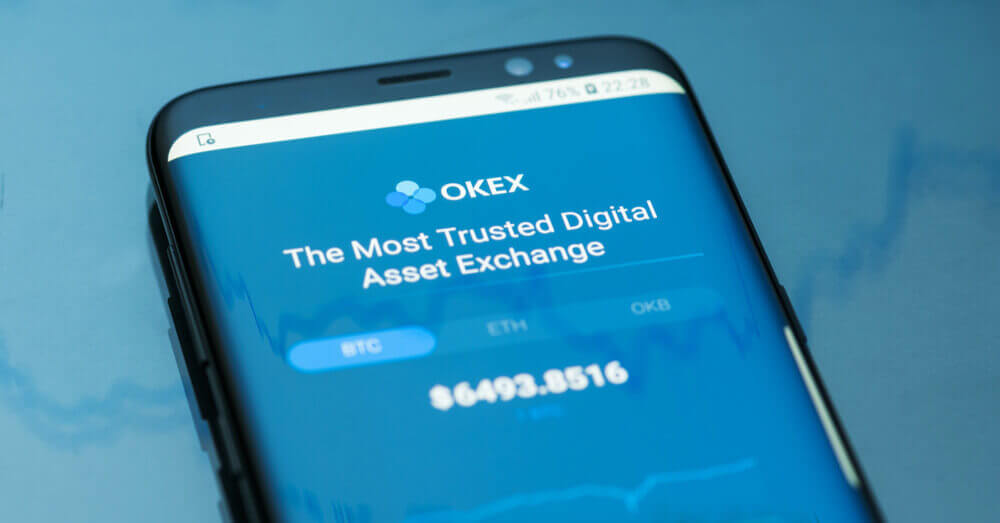 Foto van de OKEx uitwisseling op een smartphone