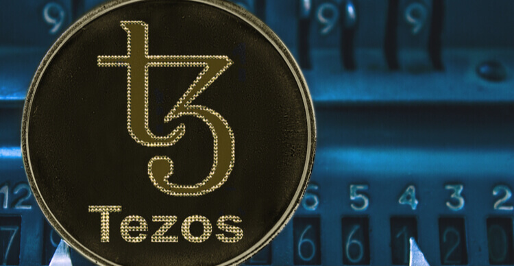 De Tezos munt en een arithmometer met getallen