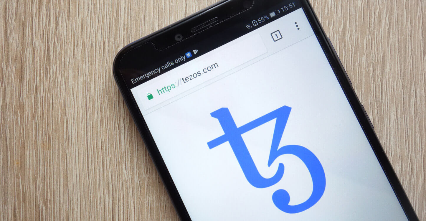 Het Tezos logo op een smartphone