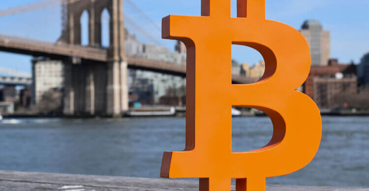 Foto van het Bitcoin symbool voor de Brooklyn bridge