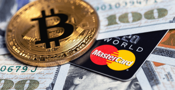 Foto van een Mastercard met Bitcoin en dollars