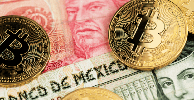 Close-up van Bitcoins bovenop Mexicaanse peso’s