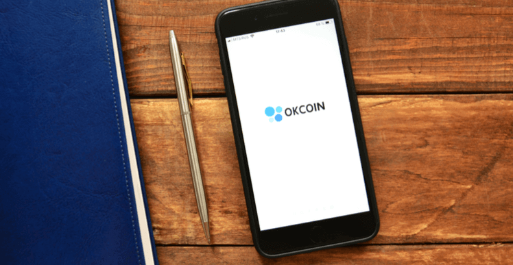 Foto van het OKCoin logo op een smartphone