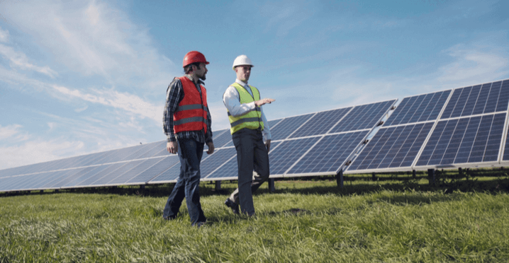 afbeelding van elektriciens op een zonnepark