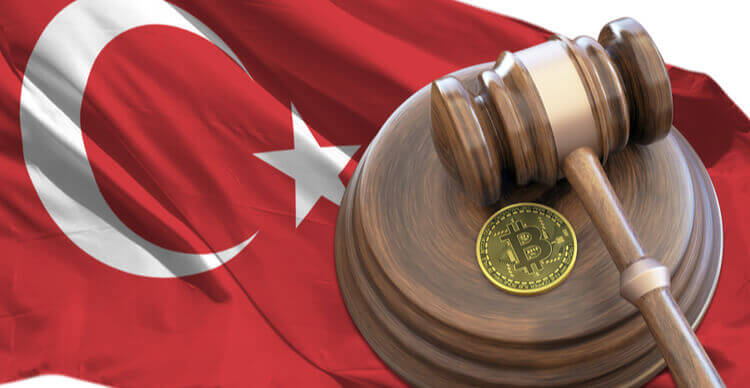 Foto van een rechtershamer en Bitcoin vóór de Turkse vlag