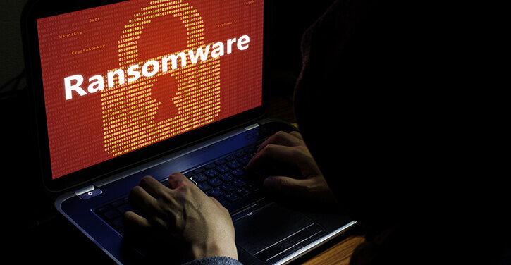 Binaire code met het woord Ransomware op een computerscherm